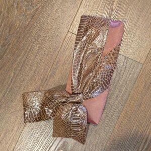 LIZ SOTO SATIN CLUTCH WITH BOW.  #6715